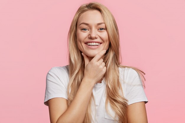 Jeune femme blonde avec t-shirt blanc