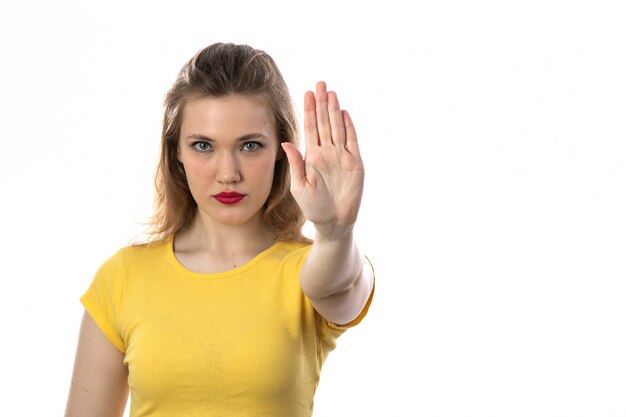 Jeune femme blonde avec un t-shirt jaune s'arrêtant