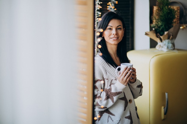 Jeune, femme, boire, café, fenêtre