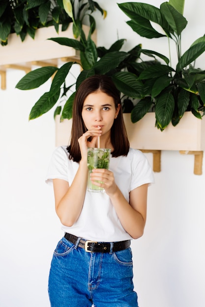 Jeune, femme, boire, frais, boisson, café