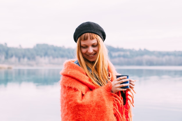 Jeune Femme Boit Une Tasse De Café Au Bord Du Lac