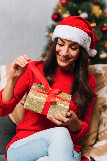 Jeune femme avec boite cadeau