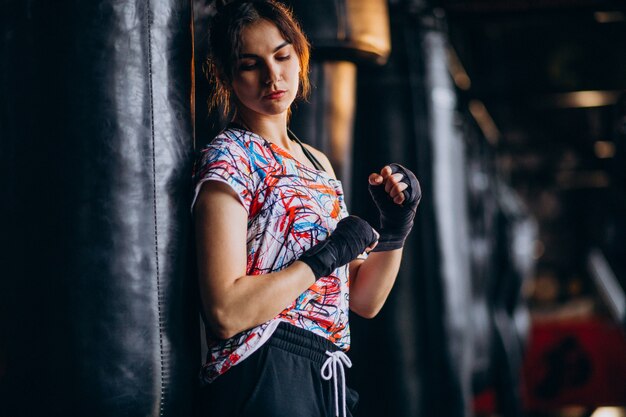 Jeune femme boxeur s'entraînant au gymnase