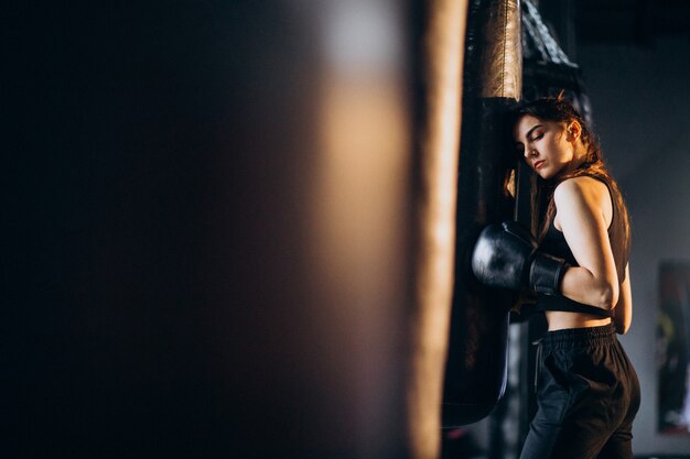 Jeune femme boxeur s'entraînant au gymnase