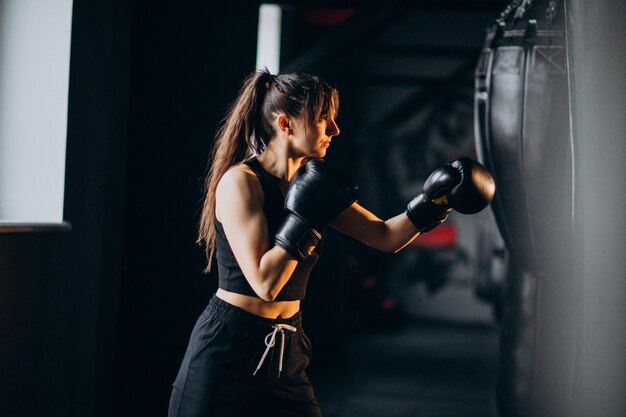 Jeune femme boxeur s'entraînant au gymnase