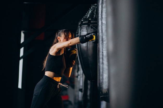 Jeune femme boxeur s'entraînant au gymnase