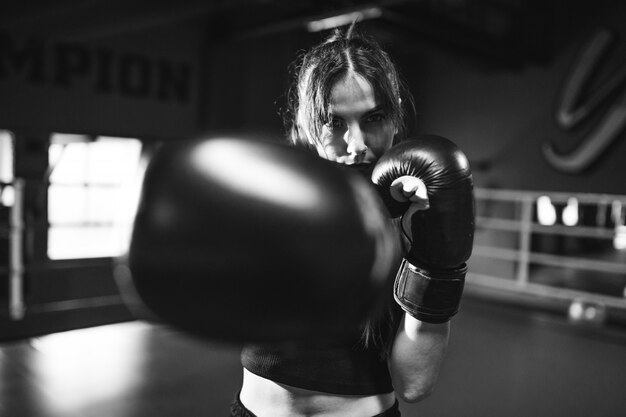 Jeune femme boxeur s'entraînant au gymnase