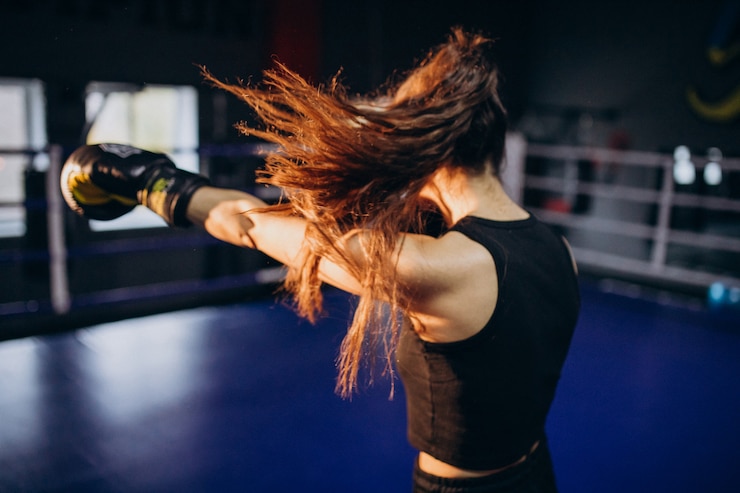 Photo gratuit jeune femme boxeur s'entraînant au gymnase