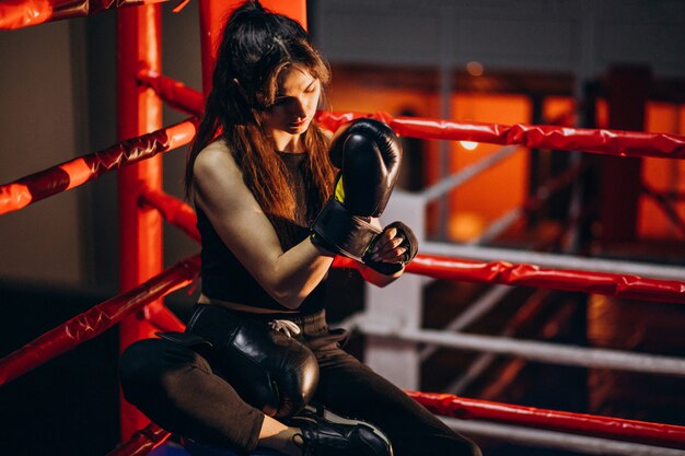 Jeune femme boxeur s'entraînant au gymnase