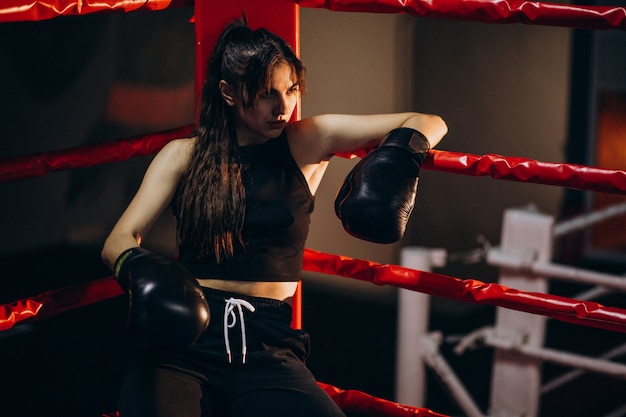 Jeune femme boxeur s'entraînant au gymnase