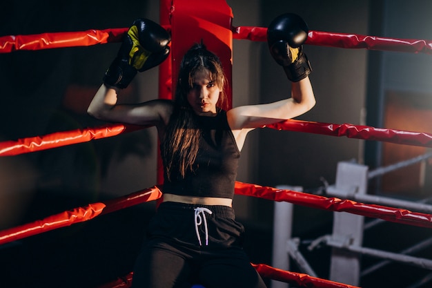 Jeune Femme Boxeur S'entraînant Au Gymnase