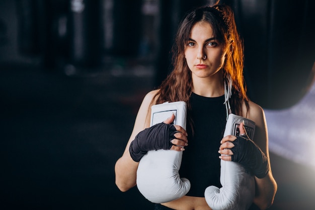 Jeune femme boxeur s'entraînant au gymnase