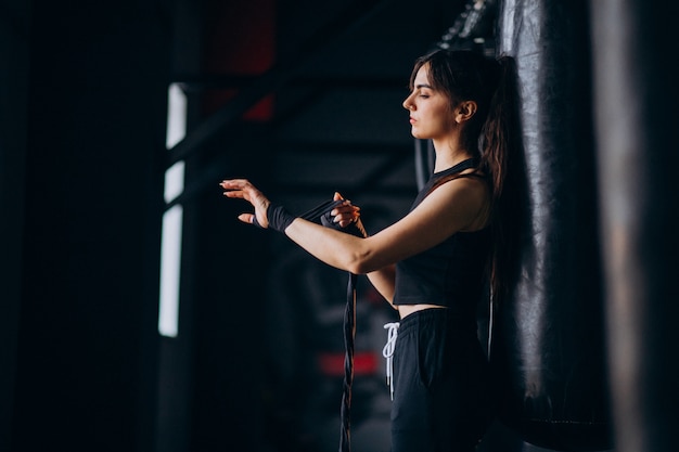 Jeune femme boxeur s'entraînant au gymnase