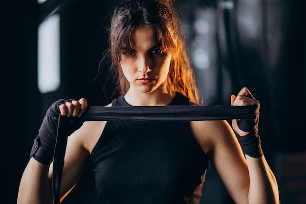 Jeune femme boxeur s'entraînant au gymnase