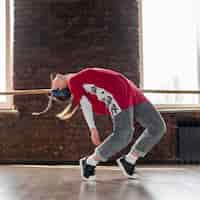 Photo gratuite jeune femme breakdance dans le studio de danse