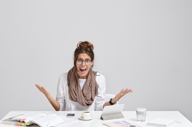 Jeune femme brune assise au bureau