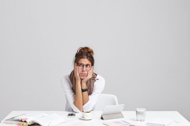 Jeune femme brune assise au bureau