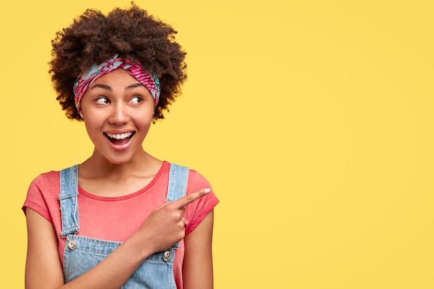 Photo gratuite jeune femme brune aux cheveux bouclés et bandana coloré