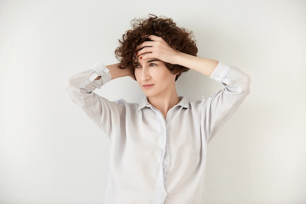 Jeune femme brune aux cheveux bouclés