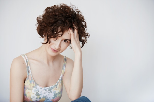 Jeune femme brune aux cheveux bouclés