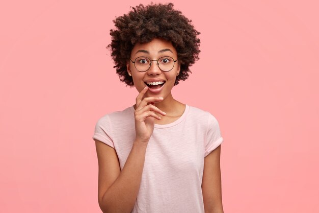 Jeune femme brune aux cheveux bouclés