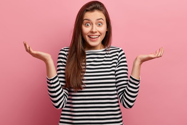 Jeune femme brune en chemise rayée