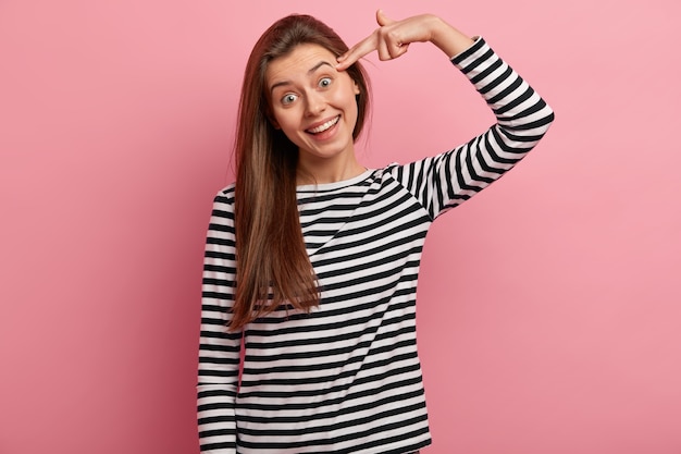 Jeune femme brune en chemise rayée