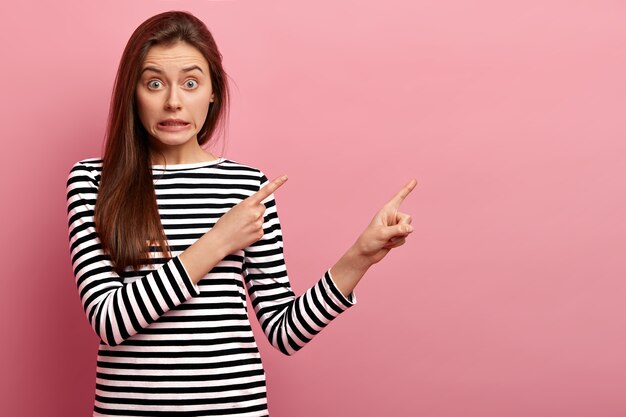 Jeune femme brune en chemise rayée