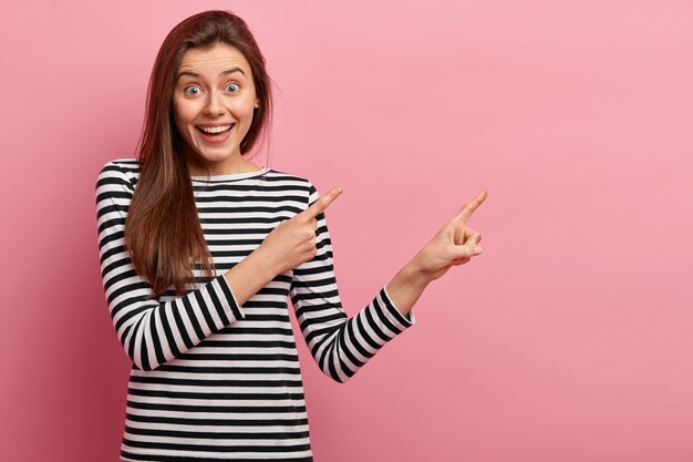 Jeune femme brune en chemise rayée