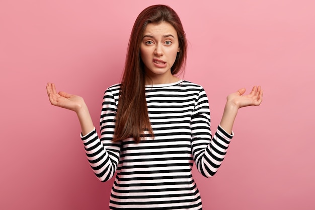 Jeune femme brune en chemise rayée