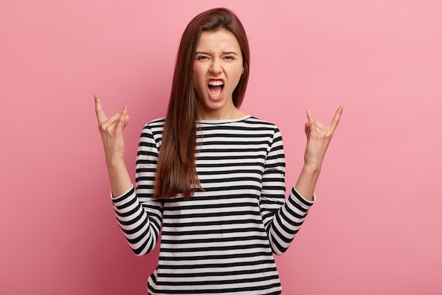 Jeune femme brune en chemise rayée