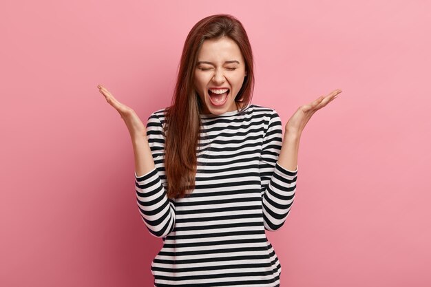 Jeune femme brune en chemise rayée