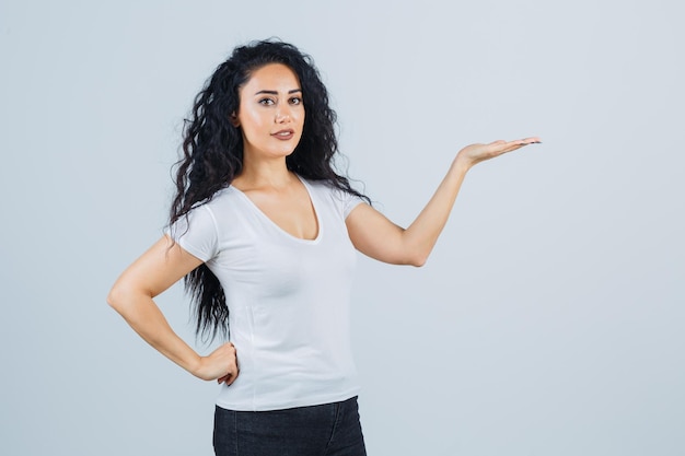 Jeune femme brune dans un t-shirt blanc