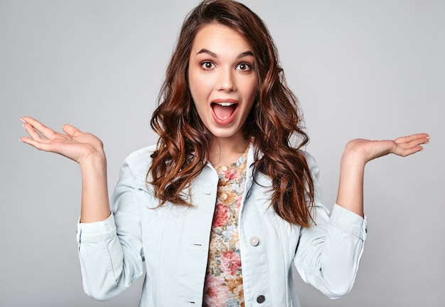 Jeune Femme Brune Dans Des Vêtements D'été Décontractés Affichant Quelque Chose Sur Les Deux Mains Plates