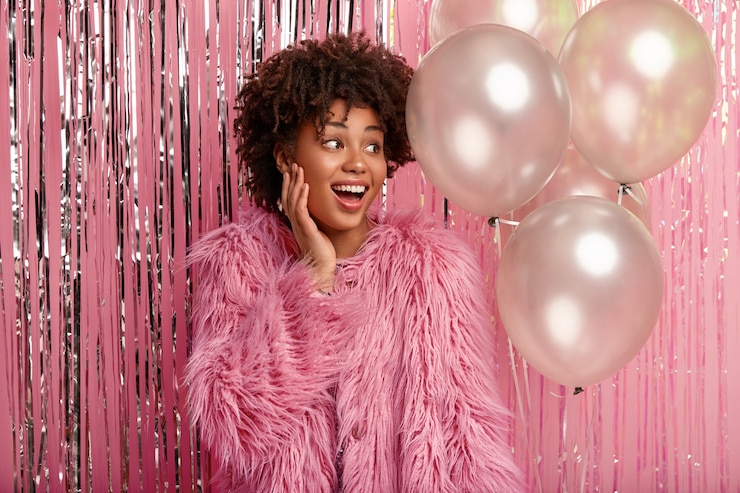 Photo gratuit jeune femme brune à la fête tenant des ballons