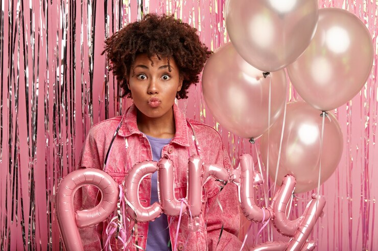Photo gratuit jeune femme brune à la fête tenant des ballons
