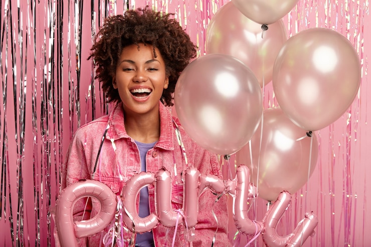 Photo gratuit jeune femme brune à la fête tenant des ballons