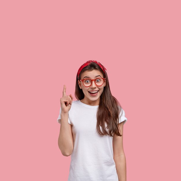 Jeune femme brune portant un bandana rouge et des lunettes