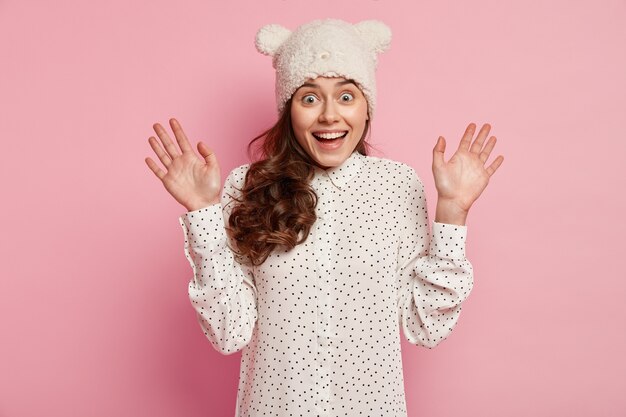 Jeune femme brune portant un chapeau drôle