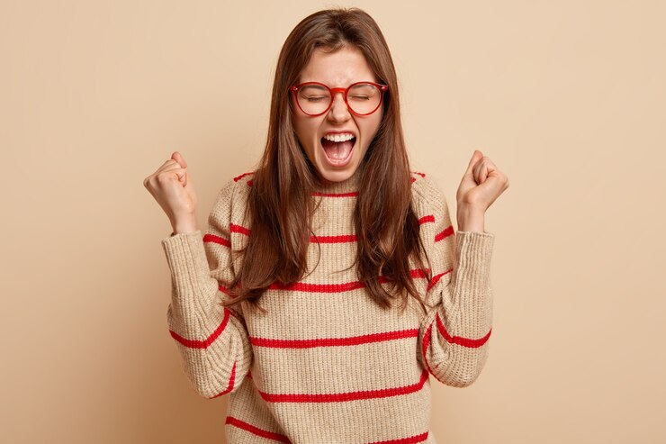 Photo gratuit jeune femme brune portant des lunettes rouges