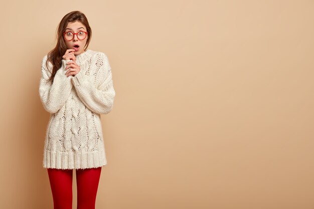 Jeune femme brune portant des lunettes rouges