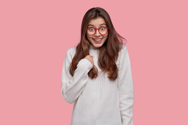 Jeune femme brune portant des lunettes rouges
