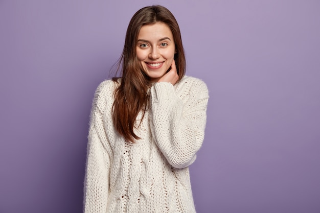 Jeune Femme Brune Portant Un Pull Blanc