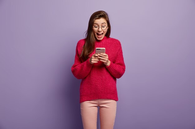 Jeune femme brune portant un pull rouge