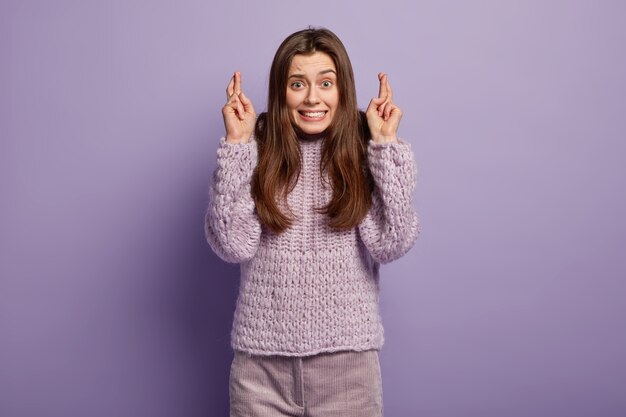 Jeune femme brune portant un pull violet