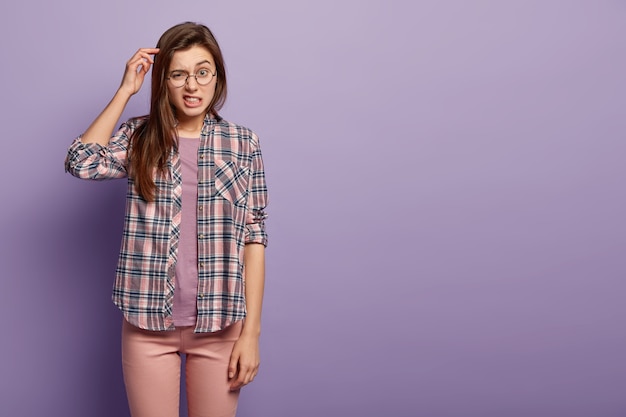 Jeune femme brune portant des vêtements colorés