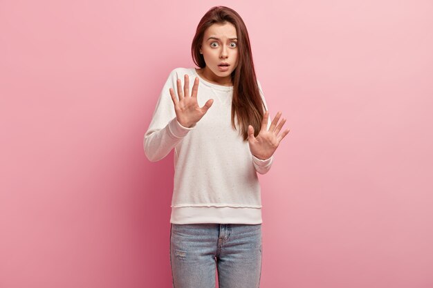 Jeune femme brune portant des vêtements décontractés