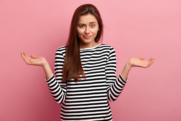 Jeune femme brune portant des vêtements décontractés