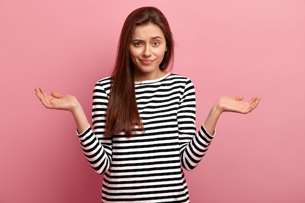 Jeune femme brune portant des vêtements décontractés