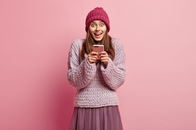 Jeune femme brune portant des vêtements d'hiver colorés